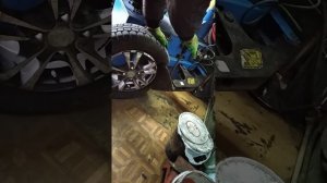 Шиномонтаж. Разбортовка колеса. Жесть на сто поломанный диск