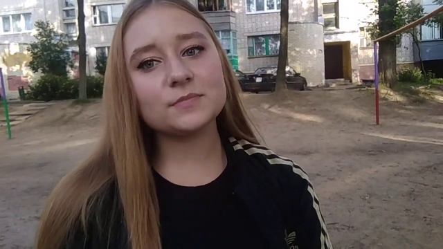 ///ДЕВОЧКА ИГРАЕТ С КИСКОЙ НА ЛАВОЧКЕ/// смотреть онлайн