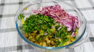 Картофельный салат - простой и сытный салат постный салат (картофель, лук и маринованные огурцы)