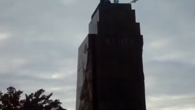 "Падение Голиафа" В Харькове снесли памятник Ленину 29.09.2014.