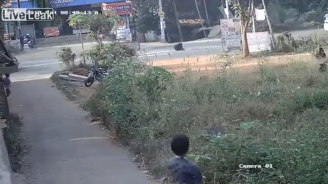 Девушка в парандже неудачно проскочила дорогу смотреть онлайн