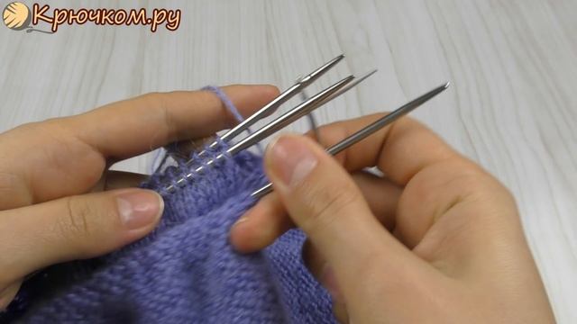 Шапка бини лицевой гладью с необычной макушкой