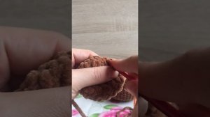 Вяжем ножки, ручки. Тело, и хвостик вяжем по схеме