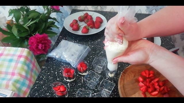 Шоколадный трайфл/десерт в стаканчиках с клубникой.