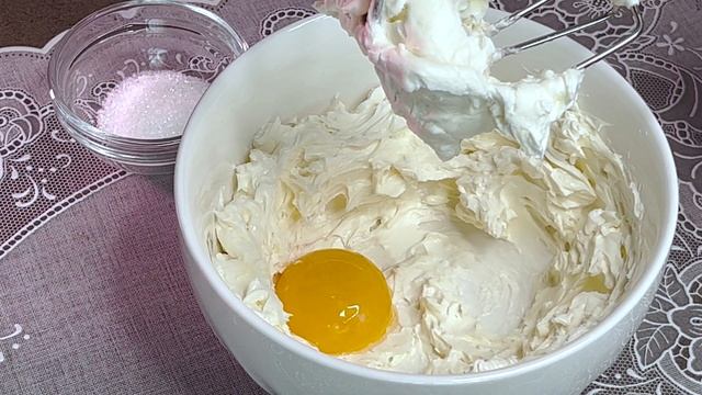 КРУАССАНЫ С КЛУБНИКОЙ из слоеного теста. Вкусно и супербыстро!