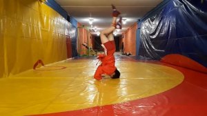 Стойка на голове, разминка шеи на борцовском мосту