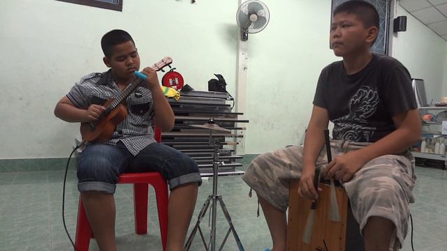 H.M. blue Ukulele смотреть онлайн