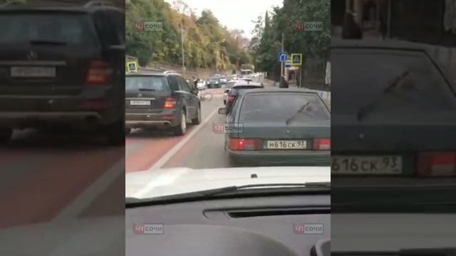 В Сочи велосипедист лоб в лоб столкнулся с авто