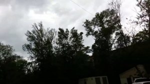 Ураган в Москве деревья падают на машины.