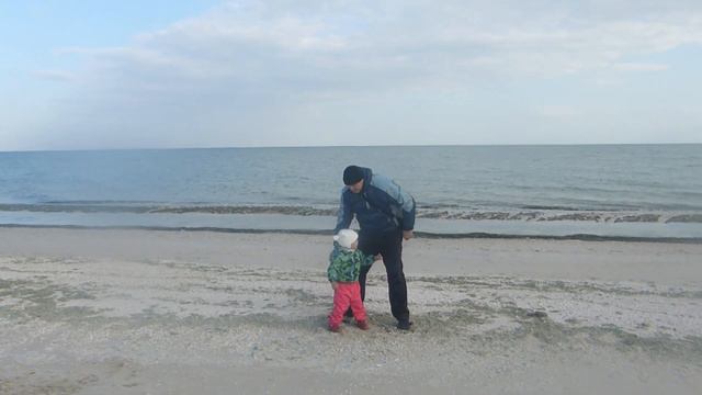Летающая девочка  осенью на пляже Азовского моря