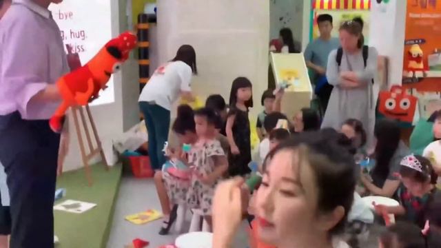 KIDS TOOK A TRIP TO AN OPEN ENGLISH CLASS IN SEOUL. смотреть онлайн