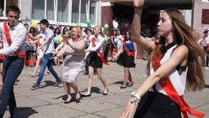 Директор школы №87 зажигает со своими выпускниками (супер)