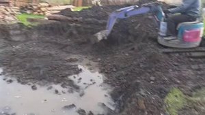 Миниэкскаватор комацу рс 08 копает котлован под баню