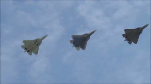 Истребители СУ-57 пролетели над головой в небе Москвы #video