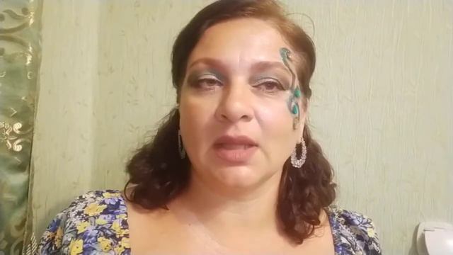 Макияж со стразами.