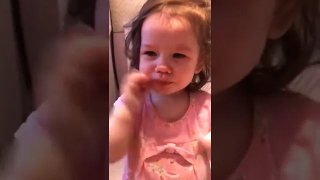 Малышка ест лук и ругается смотреть онлайн