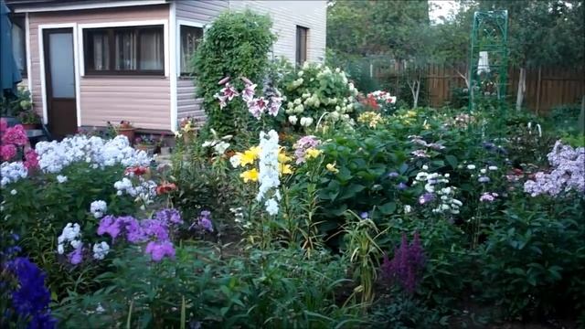Прекрасный сад - сказка на 4 сотках с минибассейном , устроенным в цветнике!!!