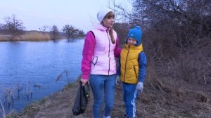 НИКОГДА НЕ ДЕЛАЙТЕ ЭТОГО НА ПРИРОДЕ! Собака ГАЙЯ выгуливает Маму и Даню