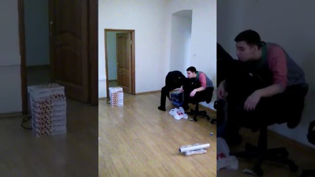 Переезд офиса. Разбираем и загружаем мебель