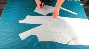 Платье с необычной французской мини вытачкой. Моделирование раскрой и первая примерка.mp4