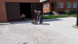 Делаем благоустройство в частном доме. Асфальтируем площадку отмостку и гараж