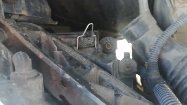 OPEL CORSA D 2008 1.4 меняем лампу ближнего Света правая фара ????️ смотреть онлайн