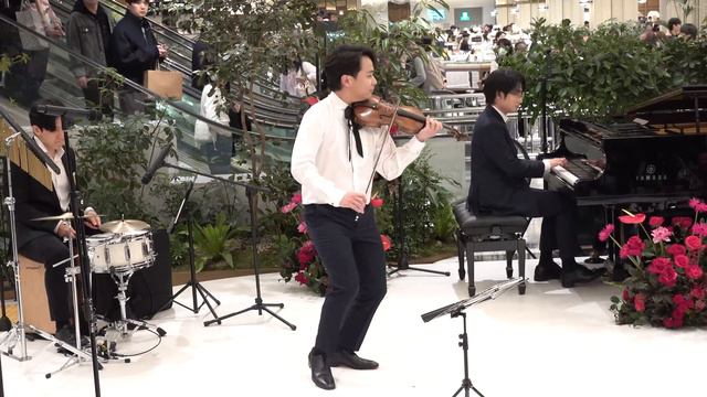 백화점에서 갑자기 '라라랜드 ost' 연주했다가 레전드 나옴 ㄷㄷ 끝에 관객 쩌는 탄성 소름 ㄷㄷ (레이어스 클래식) - смотреть видео онлайн от «Звездные тайны: загадки знаменитостей» в хорошем качестве, опубликованное 11 июля 2024 года в 5:02:41 00:09:12.