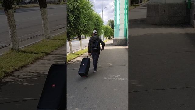 Город Уральск, западный Казахстан. Чел на улице с колонкой, летний вайб