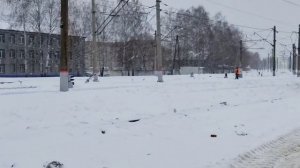 Снегоуборочные поезда в работе / поезд чистит снег на жд вокзале