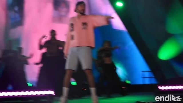 El gran momento: Bad Bunny sorprende con Arcángel en el Choliseo смотреть онлайн