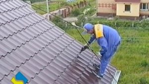 Монтаж водослива и металлочерепицы своими руками