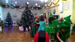 Наш танец ёлочек в детском саду на Новый год!танцуем