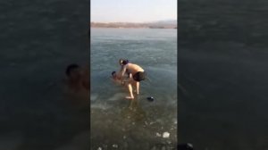 В Китае на Крещение ушел под лёд министр