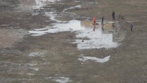 Во всех дворах страны ЛУЖИ апрель 2023 Дети играют в грязной луже Мы тоже были такими