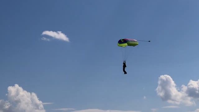 Прыжки с парашютом!!! День ВДВ в Виннице (Аэродром Сутиски) КАТЯ ПРЫГАЕТ С ПАРАШЮТОМ!!!)))) смотреть онлайн
