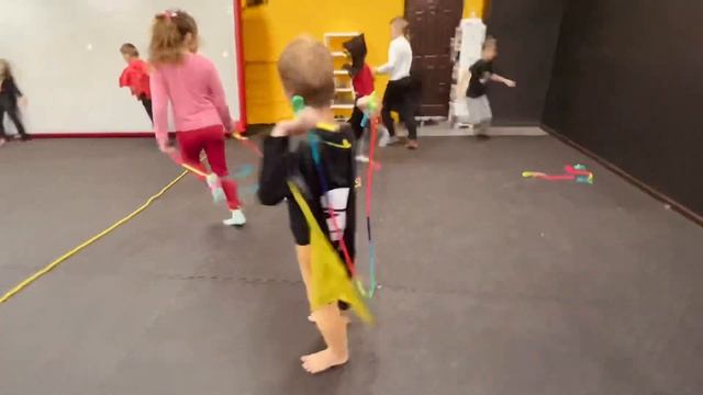 Капоэйра | Страшно-веселая тренировка на Хэллоуин смотреть онлайн