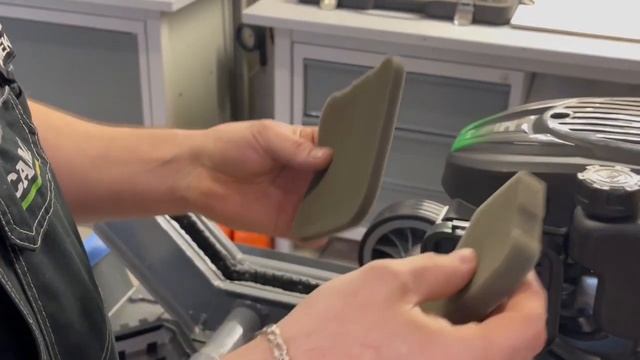 Газонокосилка: подготовка к сезону! Свеча, масло и другие советы#заменамасла #газонокосилка #лайфха