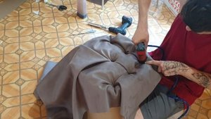 пуфик в каретной стяжке своими руками. пуф круглый своими руками. пуф из нубука. пуфик DIY