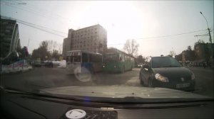 троллейбус  едет на красный свет светофора