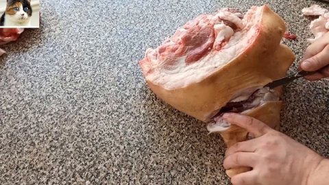 Разделка мяса задней свиной ноги на части