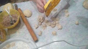 Тестирую пельменницу квадратную,типа равиоли-но это пельмени☺️Начинка курица резаная.Очнь вкусно!?