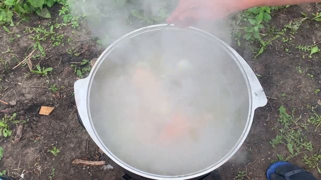 УХА ПО ЦАРСКИ ИЗ КРАСНОЙ РЫБЫ С КРЕВЕТКАМИ В КАЗАНЕ