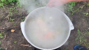 УХА ПО ЦАРСКИ ИЗ КРАСНОЙ РЫБЫ С КРЕВЕТКАМИ В КАЗАНЕ