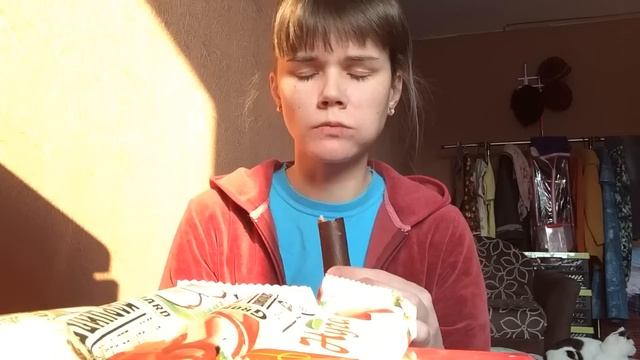 Пробуем вкусняшки: сладости, шоколадные батончики.  Ставим оценки.