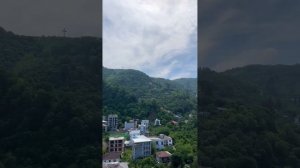 Гонио - поселок окружённый горами в Грузии. Виднеется смотровая площадка - Крест в Гонио #shorts