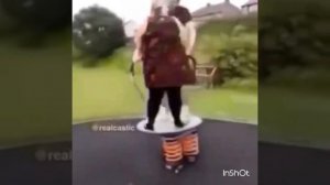 Прикол толстая девушка и парень на каруселе