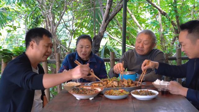 買8斤重牛尾，二弟做“家常燉牛尾”，肉質軟糯一口下去滿嘴香｜Mukbang【鐵鍋視頻】