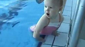 МАЛЫШ УЧИТСЯ ПЛАВАТЬ, ЖЕСТЬ