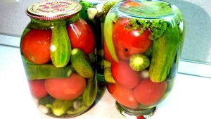 МАРИНОВАННЫЕ КИСЛО-СЛАДКИЕ ОГУРЧИКИ С ПОМИДОРАМИ В ОДНОЙ БАНКЕ! ВКУСНОЕ АССАРТИ НА ЗИМУ