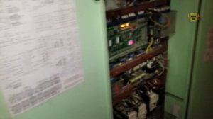 Зачем в лифте пускатель между частотником и двигателем?